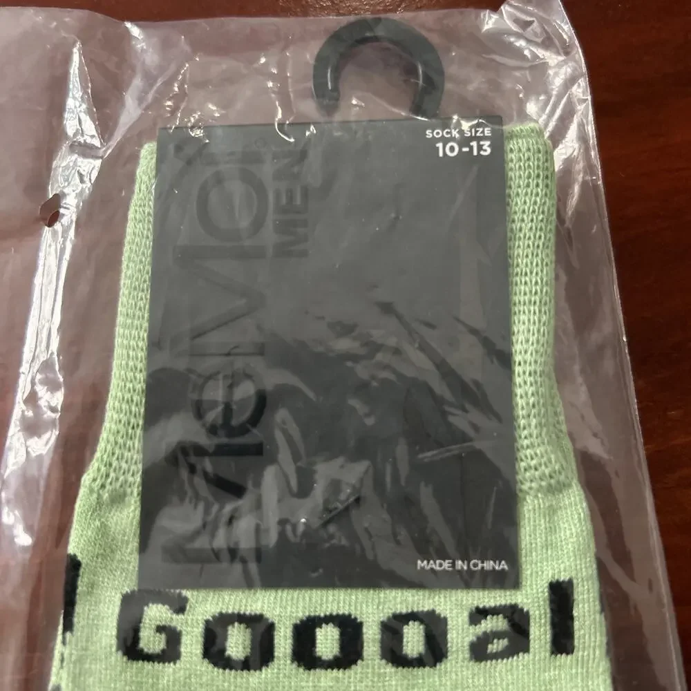 NWT! MeMoi Men’s Soccer Bamboo Crew Socks Size 10-13 Green White W/Soccer Theme